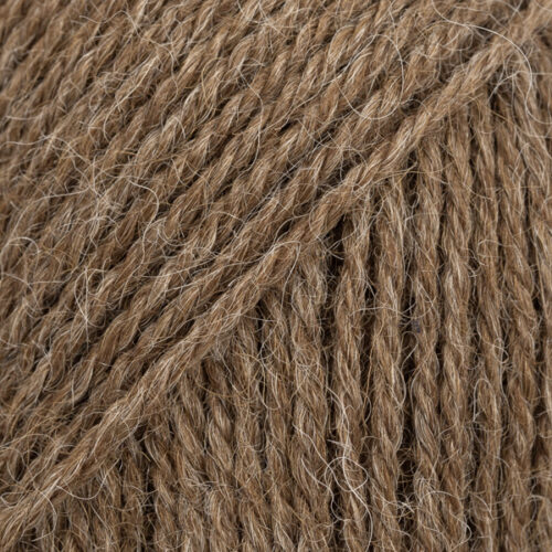 ovillo de lana de alpaca de la marca drops y color 607 cafe