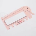 Medidor de muestras de punto o ganchillo en forma de elefante rosa de la marca knitpro