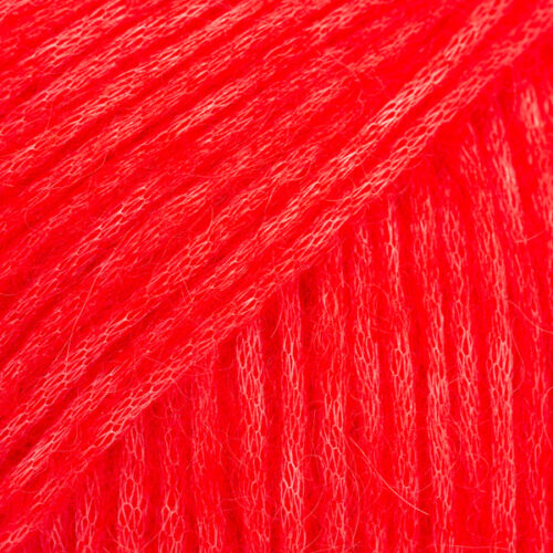 ovillo de lana, alpaca y poliamida de 50 gramos y 150 metros en grosor aran en color 61 rojo intenso