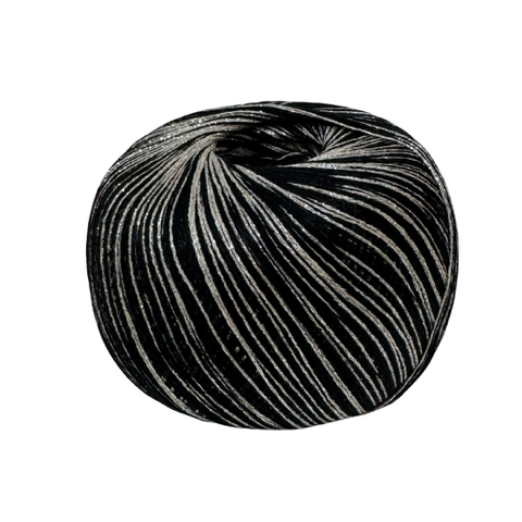 ovillo de 200 grams and 450 metros de bambú, viscosa y fibra metalizada, de la marca Casasol y color plata negro
