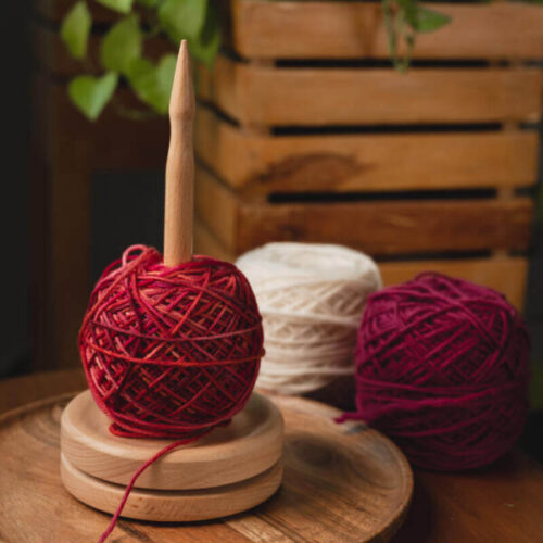 dispensador de ovillos de lana de madera de la marca knitpro