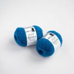 ovillo de lana española rustica de la marca lana y color d5 azul