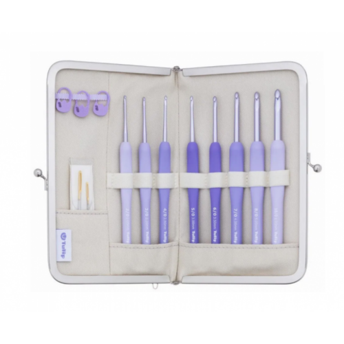 estuche-ganchillos-tulip-etimo-murasaki-morado-japones.jpg set-8-ganchillos-tulip-softgrip-murasaki-medidas.jpg estuche-tela-purpura-tulip-etimo-compartimentos.jpg