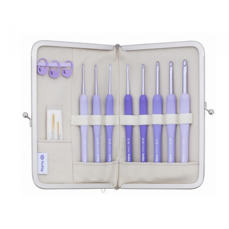 estuche-ganchillos-tulip-etimo-murasaki-morado-japones.jpg set-8-ganchillos-tulip-softgrip-murasaki-medidas.jpg estuche-tela-purpura-tulip-etimo-compartimentos.jpg